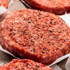 Idealny burger w domu: Jak przyprawić mięso na restauracyjny smak