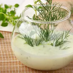 Sos jogurtowy do mięsa: Prosty przepis i 6 wariantów zrób to sam!