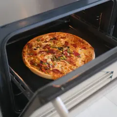 Jak piec pizzę w domu? Poradnik, by smakowała jak z pizzerii!