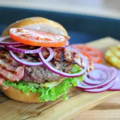 Jak zrobić idealne hamburgery? Przepis mistrzów krok po kroku