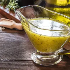 Jak zrobić idealny sos winegret z musztardą? Prosty przepis!