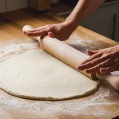 Pizza jak z Włoch: cienkie ciasto bez wałka. Przepis i triki