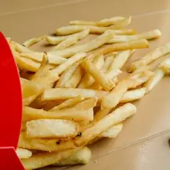 Ile ważą średnie frytki McDonald's? Dokładna waga i kalorie!