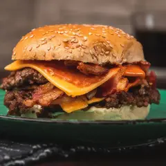 Jak usmażyć idealnego burgera wołowego? Sekrety soczystości!