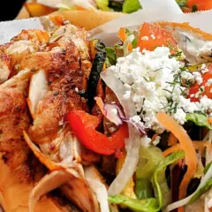 Kebab w cieście z kurczakiem, warzywami i serem feta.