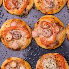 Mini pizze krok po kroku: Idealne na imprezę i dla dzieci!