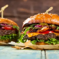 Dzień Hamburgera: 28 maja! Jak świętować i zrobić idealnego burgera?