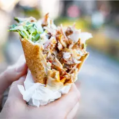 Ile kcal ma mały kebab? Poznaj sekrety lżejszej wersji!