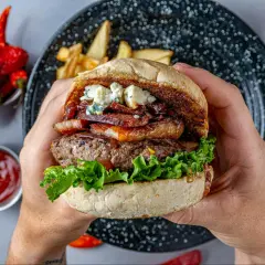 Pyszny domowy burger z serem pleśniowym i boczkiem. Idealny przepis na to, jak zrobić domowe burgery, które zachwycą każdego.
