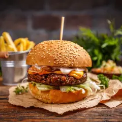 Jak zrobić idealnego burgera w domu? Soczyste mięso gwarantowane!