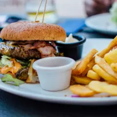 Jak jeść burgera z klasą? Triki na bałagan i savoir-vivre