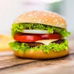 Hamburger: Ile kalorii? Od fast-foodu po domowy pełny przewodnik