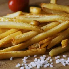 Sekret chrupiących frytek: Jak długo smażyć i w jakiej temp.?