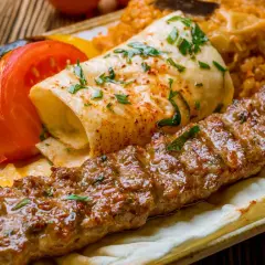 Kebab na cienkim cieście z grillowanymi warzywami i ryżem.