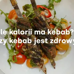Dwa szaszłyki z kurczaka z warzywami na talerzu.