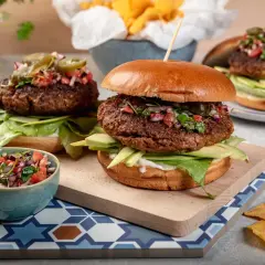 Z czym hamburgery? Odkryj 50+ dodatków od klasyki po egzotykę!