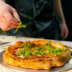 Jak zrobić włoską pizzę? Sekret chrupiącego spodu i puszystych brzegów