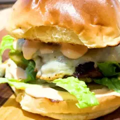 Jak usmażyć idealnego burgera w domu? Sekrety soczystości!