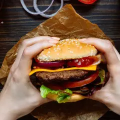 Jak złożyć idealnego burgera? Sekrety perfekcyjnej kanapki