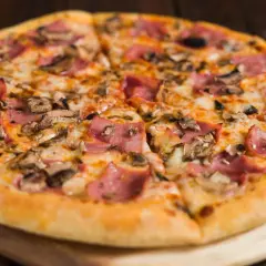 Duża pizza Domino's: 34 cm i 8 kawałków? Rozmiary i opłacalność!