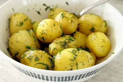 Młode ziemniaki na frytki? Odkryj triki na złote i chrupiące!
