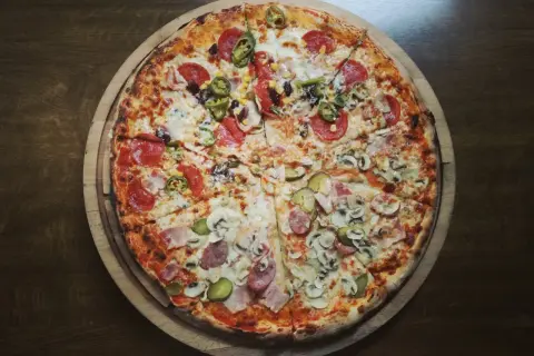 Najmniej kaloryczna pizza: Margherita czy Vegetariana? Sprawdź!