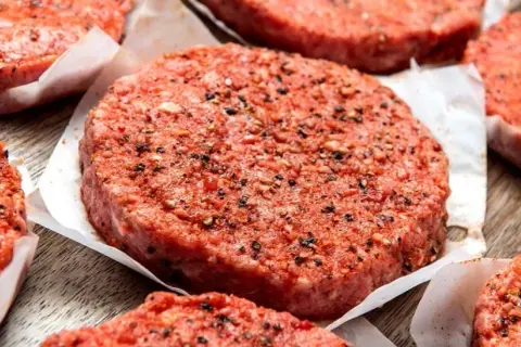Idealny burger w domu: Jak przyprawić mięso na restauracyjny smak