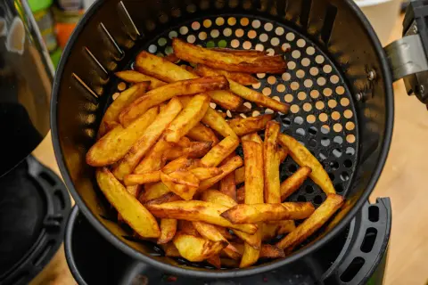 Chrupiące frytki jak z restauracji? Czas i temperatura smażenia!