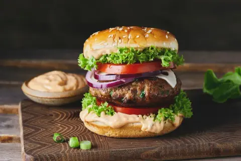 Ile smażyć burgera? Perfekcyjnie soczysty krok po kroku