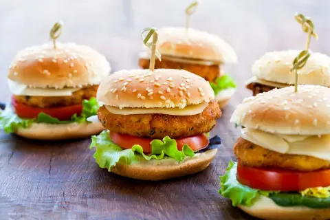 Idealne mini bułki do burgerów: Gdzie kupić i na co zwrócić uwagę?