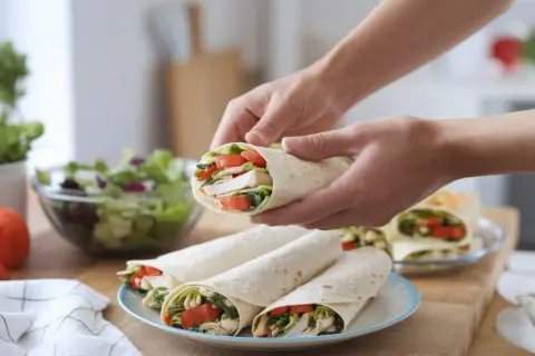 Jak zawijać tortillę kebab? Idealny wrap krok po kroku!