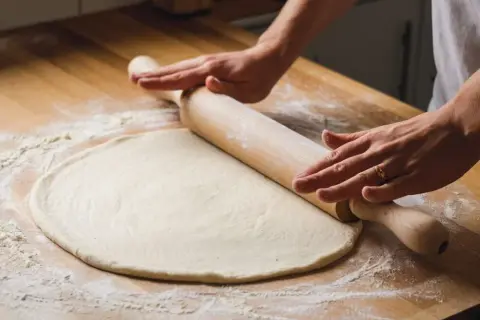Pizza jak z Włoch: cienkie ciasto bez wałka. Przepis i triki