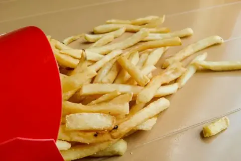 Ile ważą średnie frytki McDonald's? Dokładna waga i kalorie!