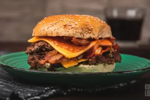 Jak usmażyć idealnego burgera wołowego? Sekrety soczystości!