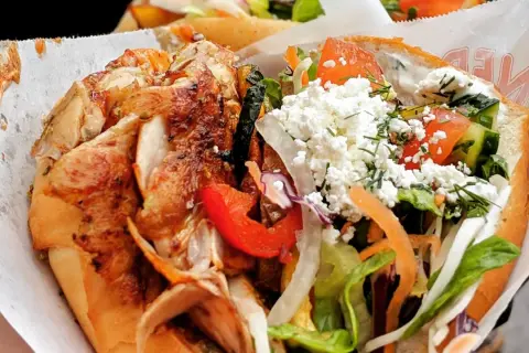 Kebab w cieście z kurczakiem, warzywami i serem feta.