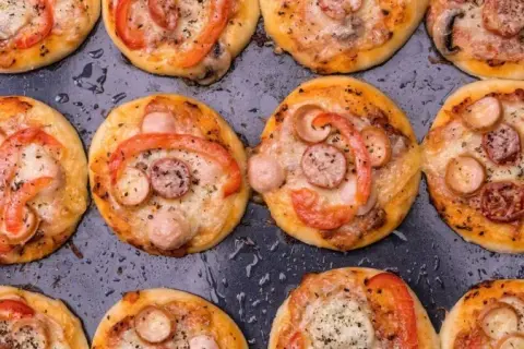 Mini pizze krok po kroku: Idealne na imprezę i dla dzieci!