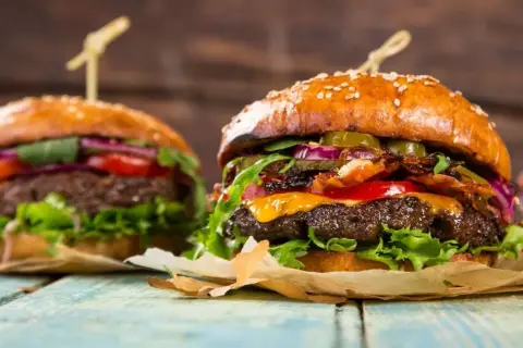 Dzień Hamburgera: 28 maja! Jak świętować i zrobić idealnego burgera?