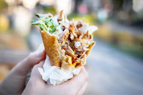 Ile kcal ma mały kebab? Poznaj sekrety lżejszej wersji!