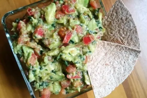 Jak zrobić guacamole z pomidorem? Prosty przepis, który zawsze wychodzi!