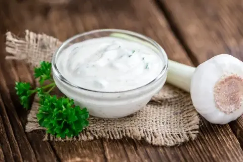 Sos czosnkowy jak z restauracji: Odkryj sekrety idealnego smaku w domu!