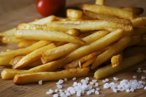 Sekret chrupiących frytek: Jak długo smażyć i w jakiej temp.?