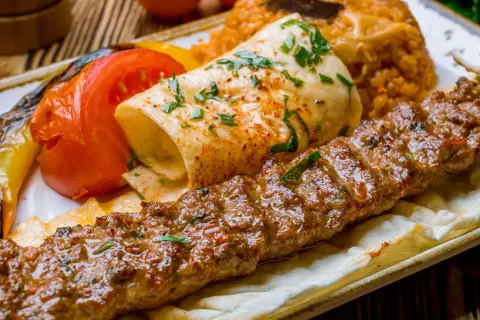 Kebab na cienkim cieście z grillowanymi warzywami i ryżem.