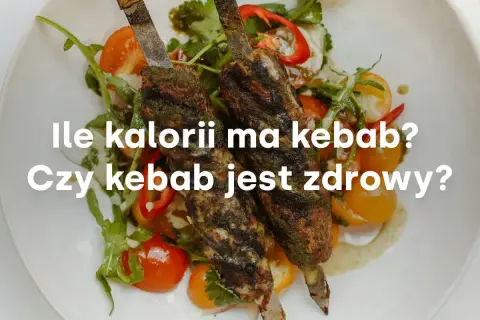Dwa szaszłyki z kurczaka z warzywami na talerzu.
