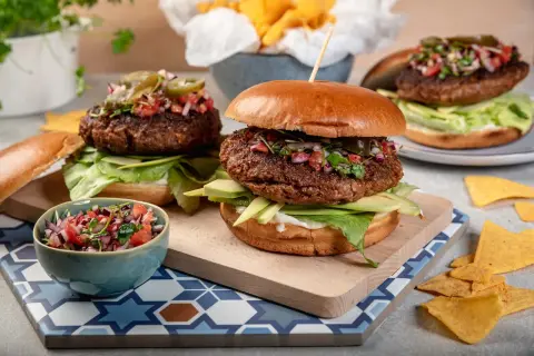 Z czym hamburgery? Odkryj 50+ dodatków od klasyki po egzotykę!