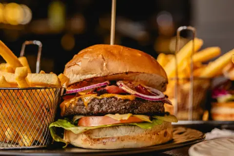 Co znajdziesz w burgerze? Składniki, sekrety i Twój idealny smak