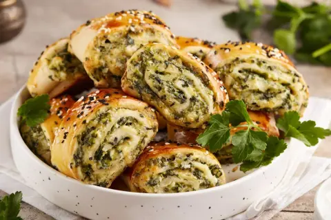 Ciasto na pizzę: 20+ pomysłów na przekąski i desery. Zaskocz smakiem!