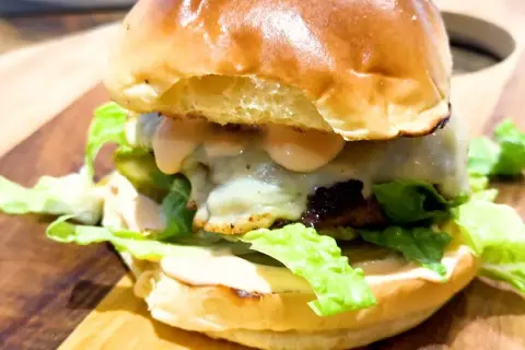 Jak usmażyć idealnego burgera w domu? Sekrety soczystości!
