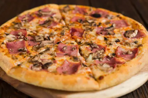 Duża pizza Domino's: 34 cm i 8 kawałków? Rozmiary i opłacalność!