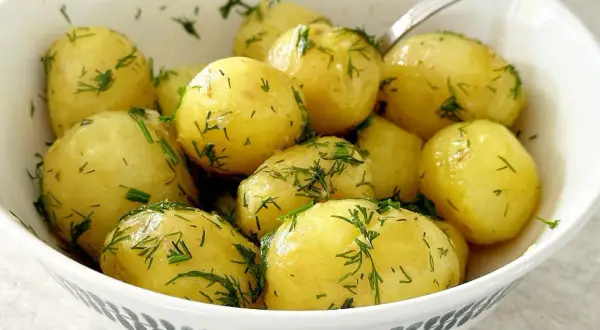 Młode ziemniaki na frytki? Odkryj triki na złote i chrupiące!