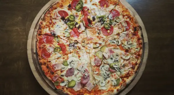Najmniej kaloryczna pizza: Margherita czy Vegetariana? Sprawdź!